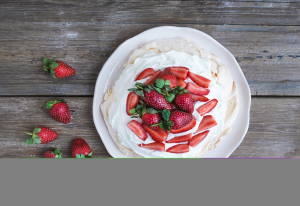 دانلود عکس با کیفیت پنکیک خامه ای توت فرنگی